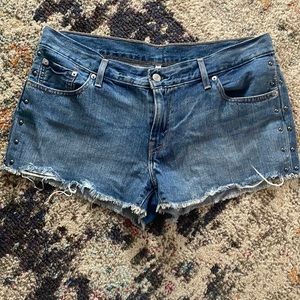Medium wash Levi’s jean shorts. Size 32